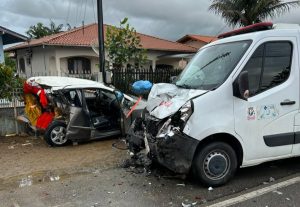 Em Ilhota, colisão entre carro e ambulância deixa homem com ferimentos na cabeça e suspeita de fratura