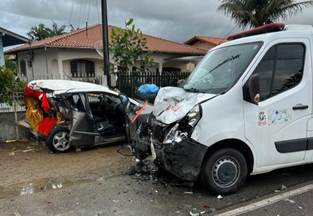 Em Ilhota, colisão entre carro e ambulância deixa homem com ferimentos na cabeça e suspeita de fratura