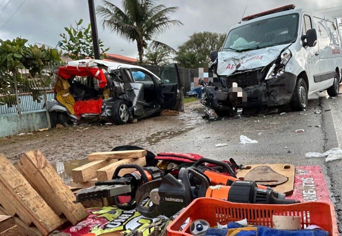 Em Ilhota, colisão entre carro e ambulância deixa homem com ferimentos na cabeça e suspeita de fratura

