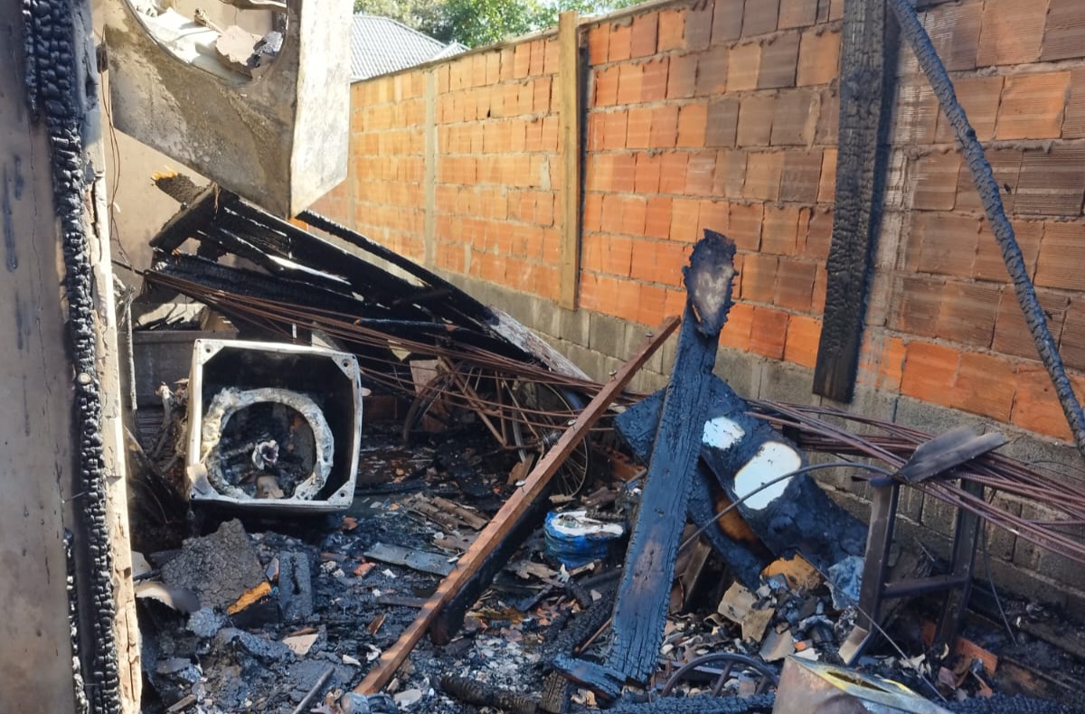 Em Rio dos Cedros, incêndio destrói garagem durante a manhã; o dono não estava no local 