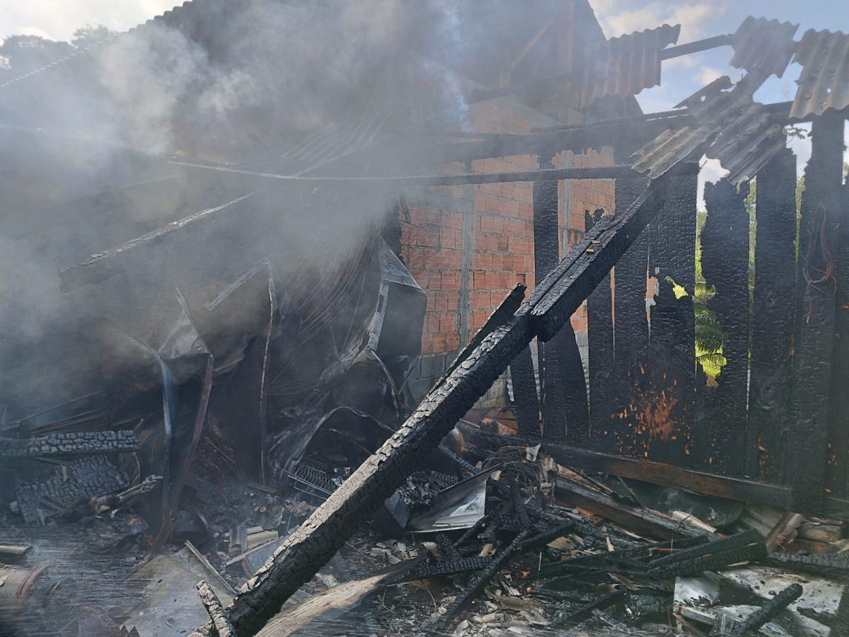 Em Rio dos Cedros, incêndio destrói garagem durante a manhã; o dono não estava no local 