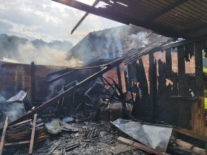 Em Rio dos Cedros, incêndio destrói garagem durante a manhã; o dono não estava no local