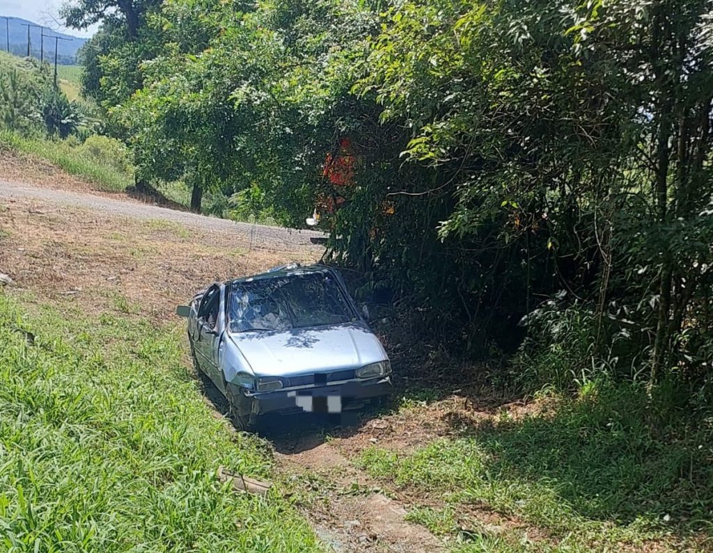 Capotamento na BR-470 deixa jovem ferido em Pouso Redondo