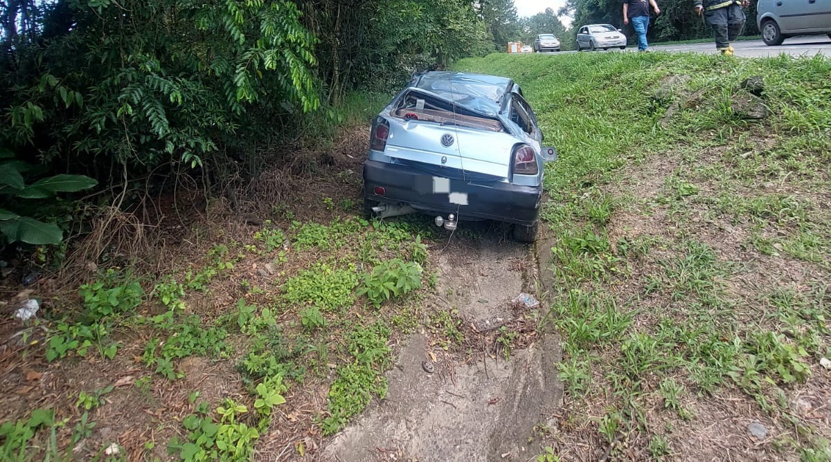 Capotamento na BR-470 deixa jovem ferido em Pouso Redondo
Capotamento na BR-470 deixa jovem ferido em Pouso Redondo

