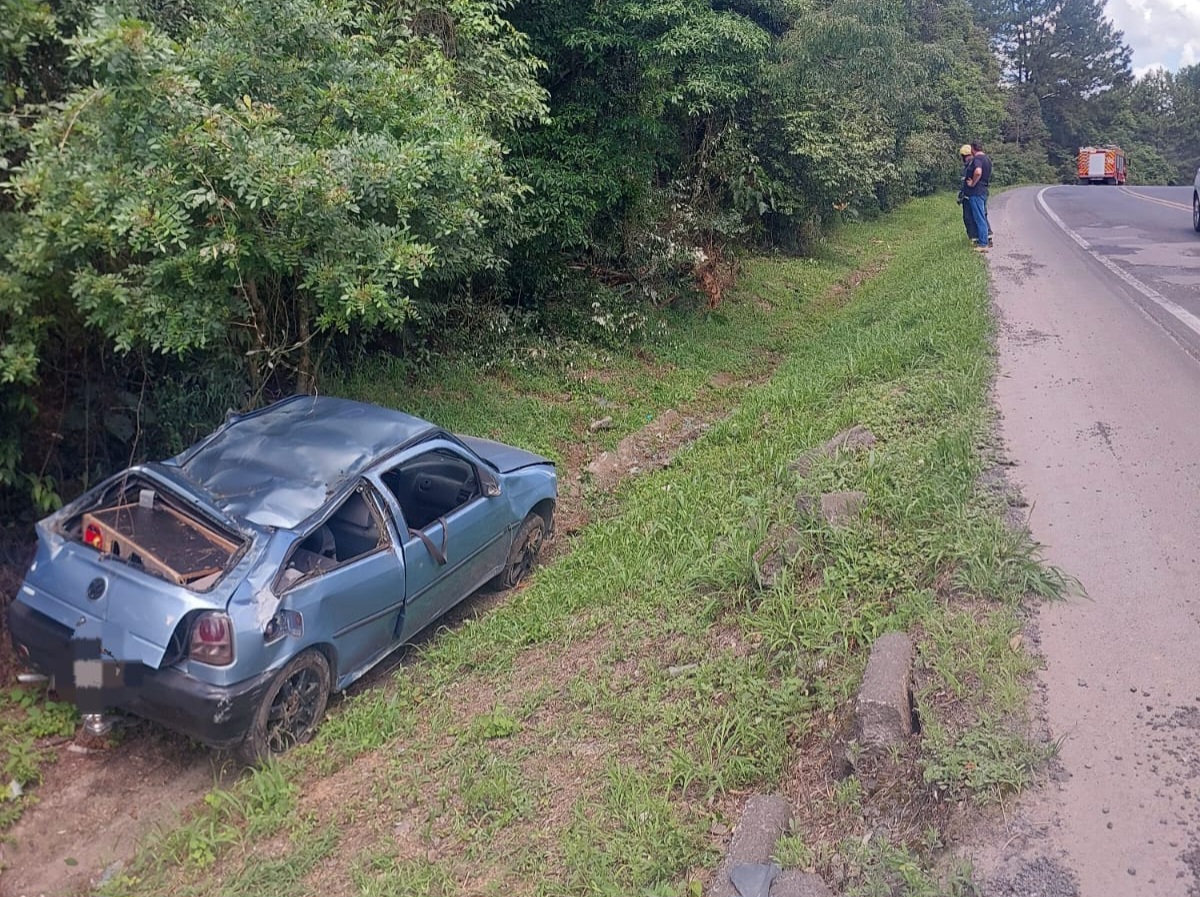 Capotamento na BR-470 deixa jovem ferido em Pouso Redondo

