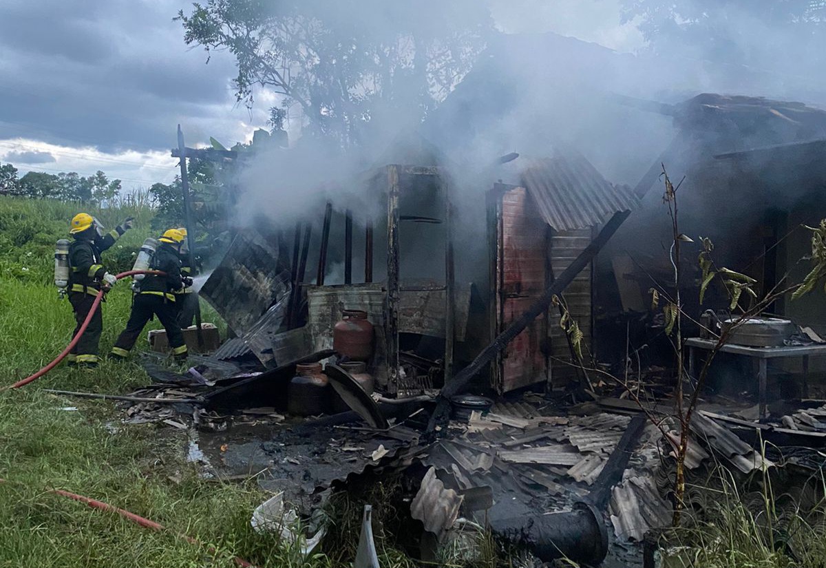 Incêndio atinge depósito e ameaça residência no bairro Arapongas, em Indaial