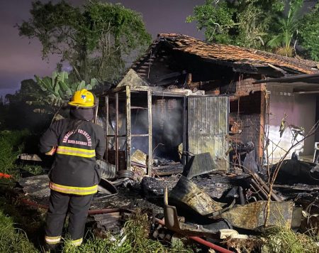 Incêndio atinge depósito e ameaça residência no bairro Arapongas, em Indaial