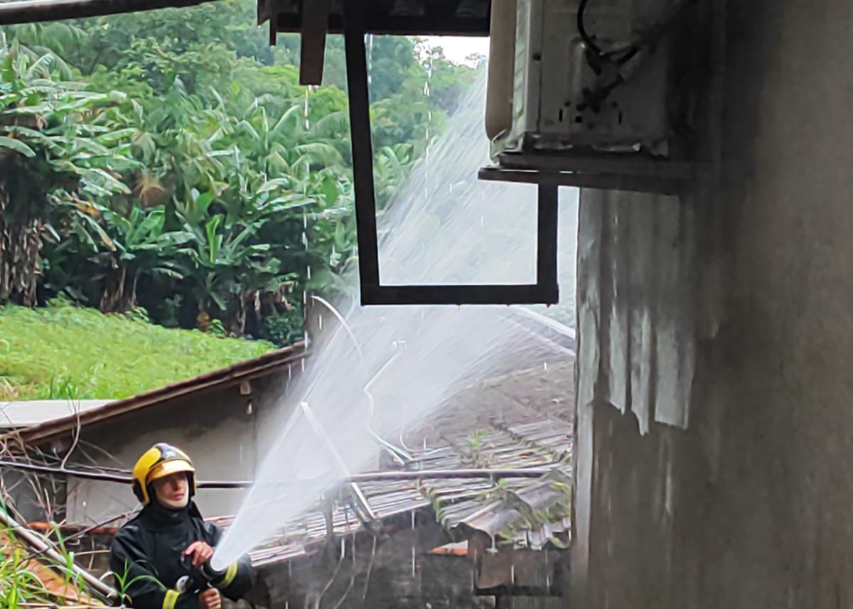 Incêndio destrói parte de residência no Bairro Belchior Alto, em Gaspar