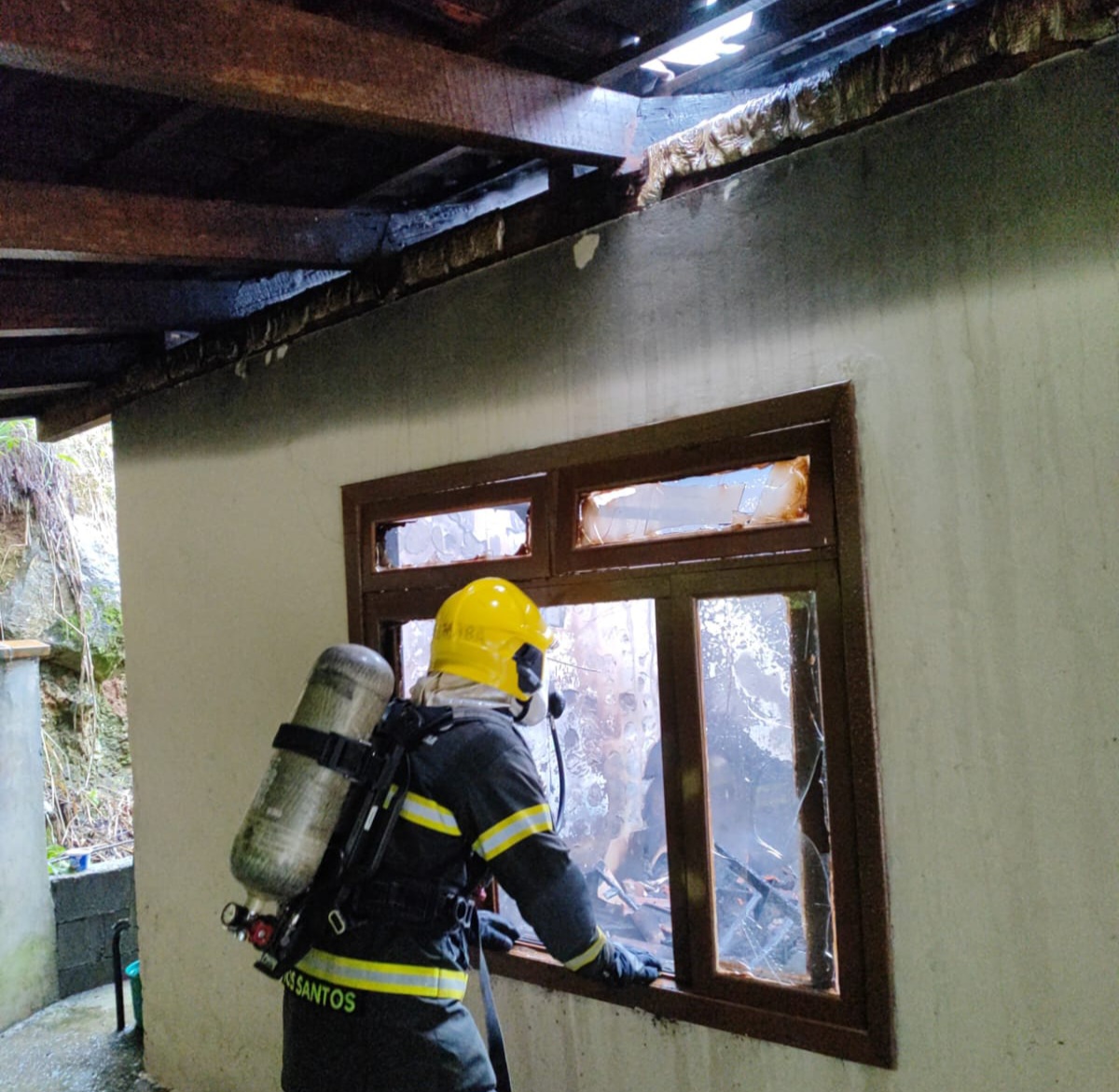 Incêndio destrói parte de residência no Bairro Belchior Alto, em Gaspar