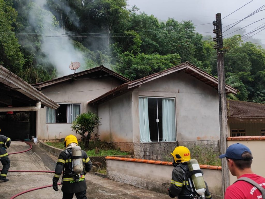 Incêndio destrói parte de residência no bairro Belchior Alto, em Gaspar