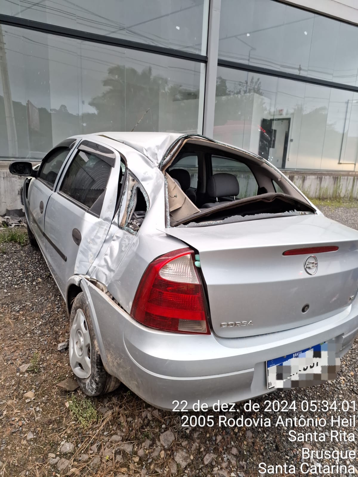 Mulher fica ferida após perder controle do carro e bater contra muro em Brusque