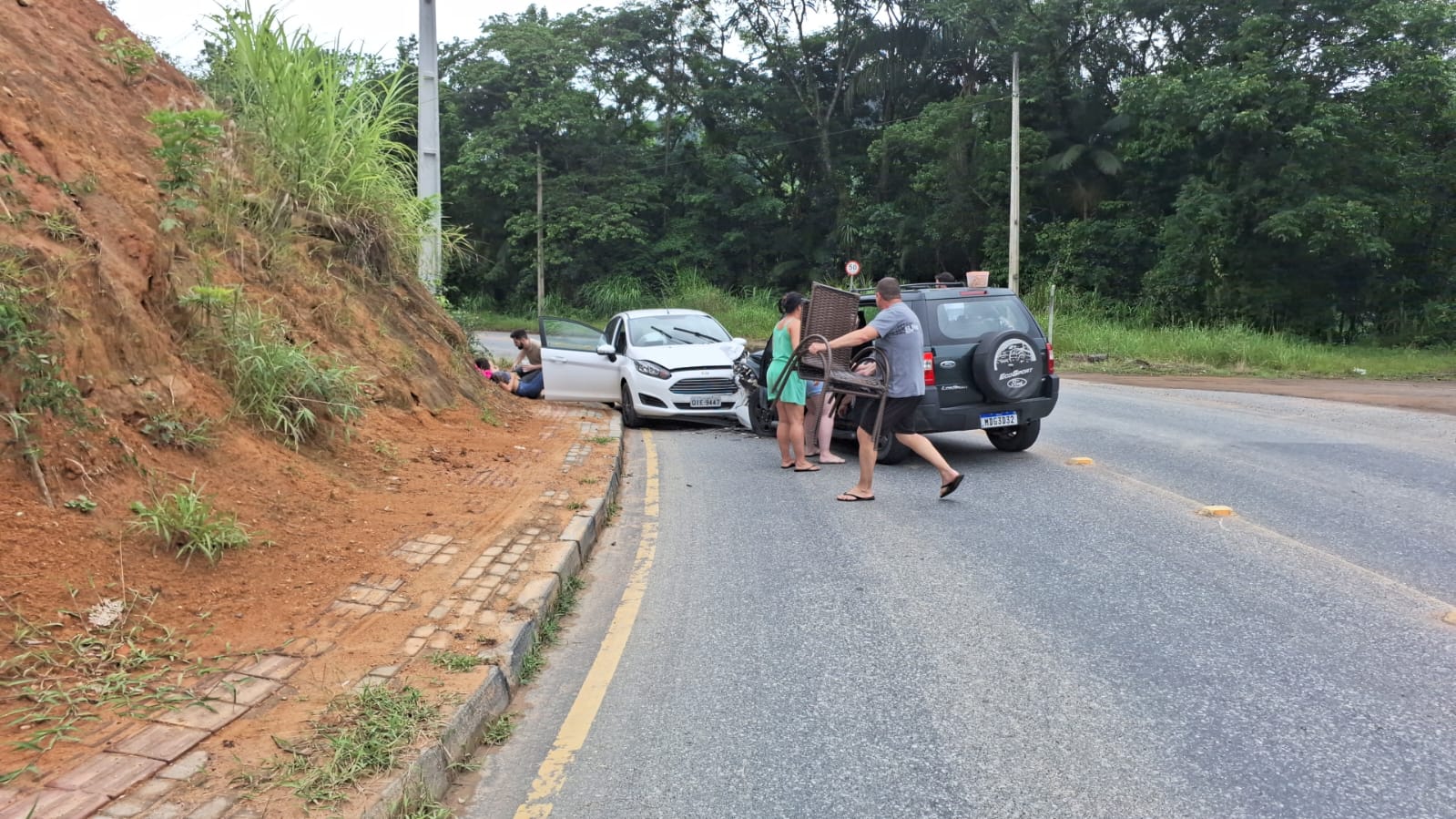 Acidente com carro na contramão deixa pelo menos 3 pessoas feridas em Benedito Novo