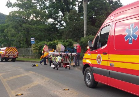 Colisão entre carro e moto em Blumenau deixa motociclista com suspeita de fratura