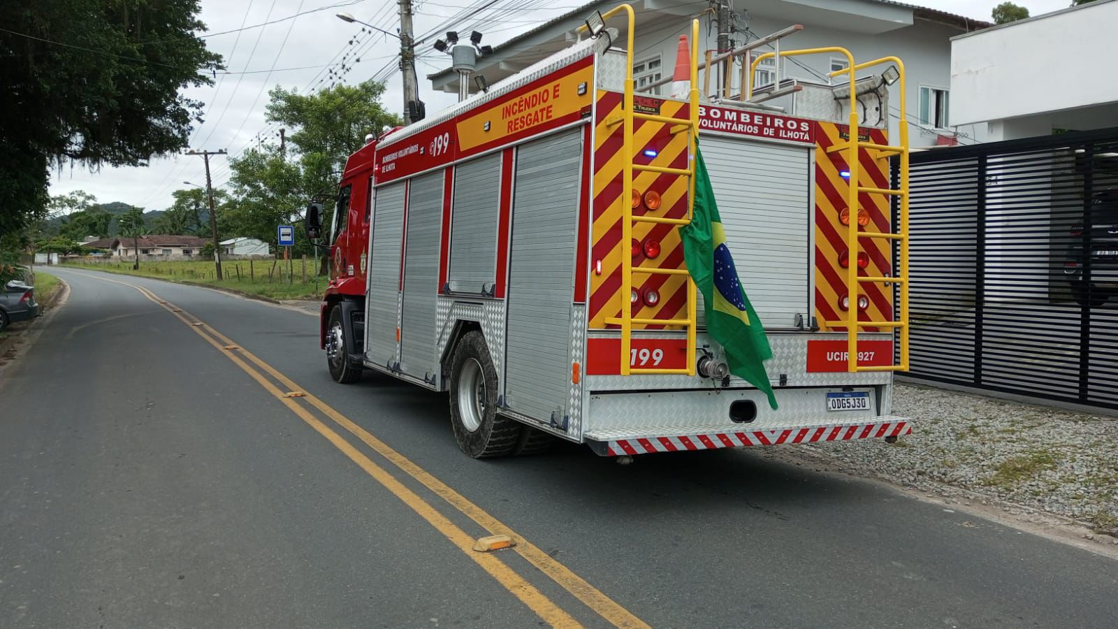 Fogo em caixa de luz mobiliza 7 bombeiros e a CELESC em Ilhota