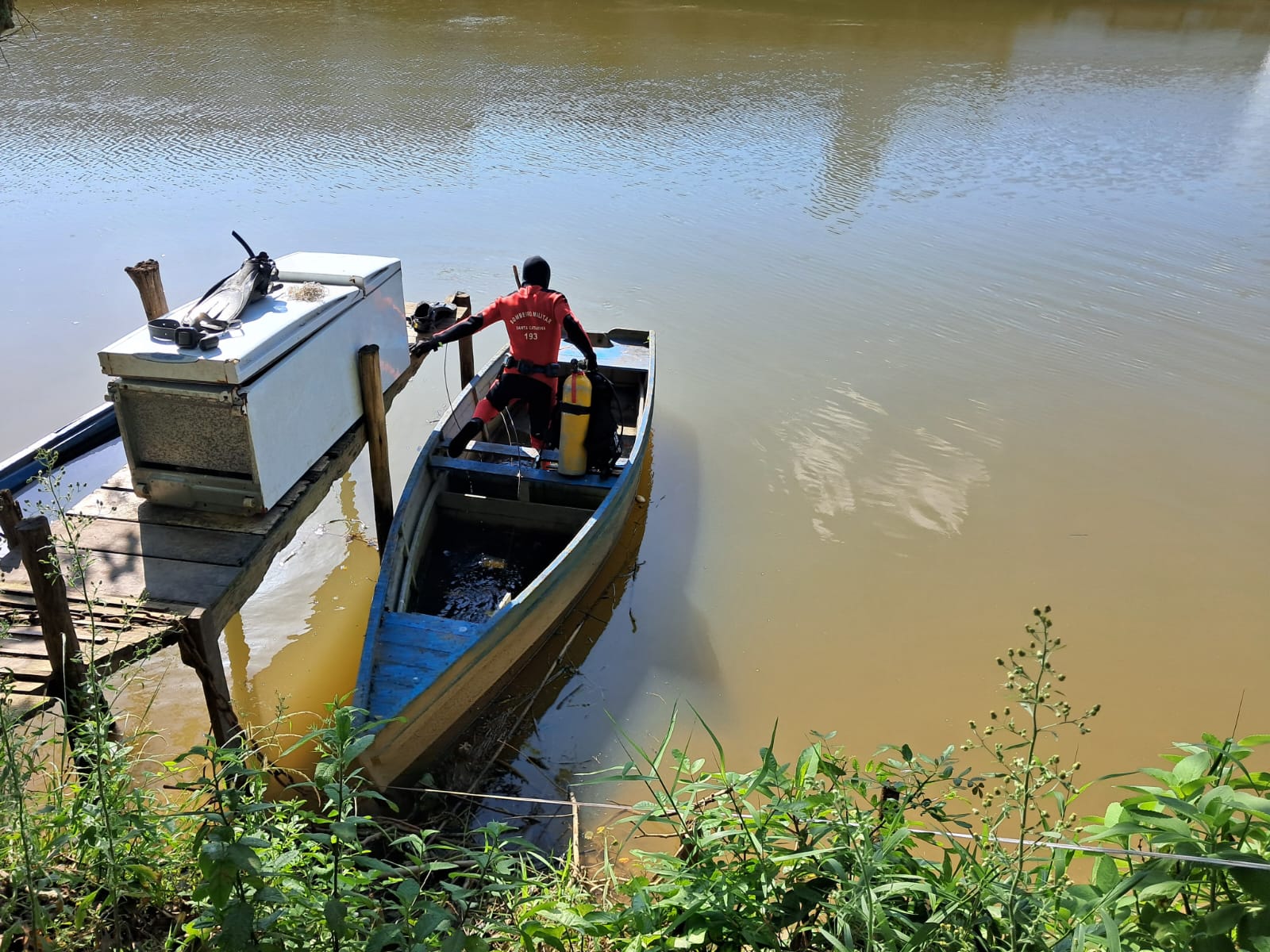 Homem de 35 anos desaparece após supostamente nadar bêbado no rio Itajai Mirim