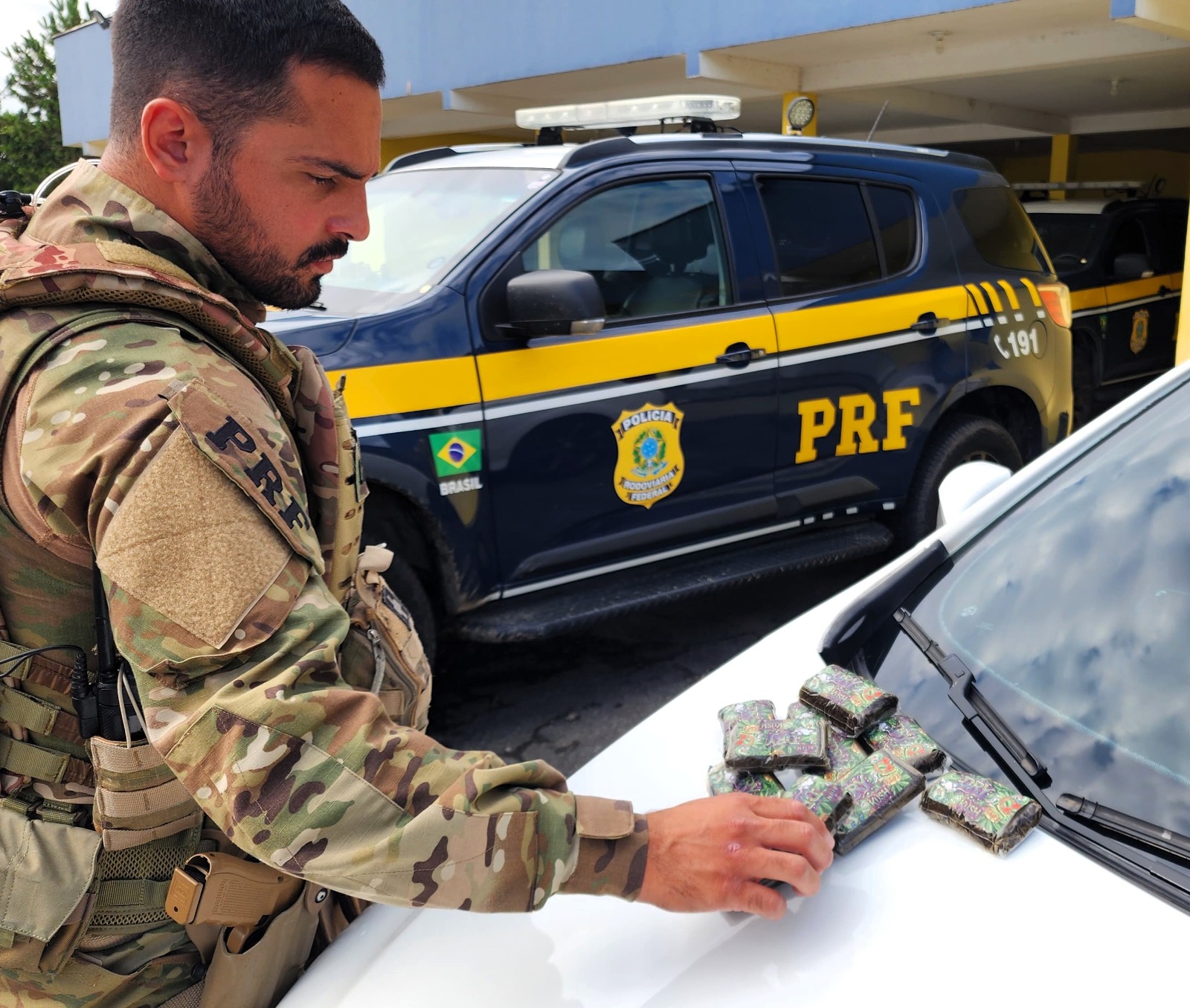 PRF apreende mais de 1 kg de haxixe em operação na BR-101, em Barra Velha Uma operação de fiscalização da Polícia Rodoviária Federal (PRF) resultou na apreensão de 1,1 kg de haxixe do tipo marroquino na manhã desta terça-feira (31). A droga estava escondida em garrafas térmicas dentro de um veículo abordado na BR-101, em Barra Velha, Santa Catarina. O automóvel, com placas de Foz do Iguaçu (PR), era conduzido por um jovem de 26 anos, natural do Paraná. Durante a abordagem, os agentes descobriram o entorpecente, que tem origem paraguaia e é conhecido por sua alta concentração de THC, substância responsável pelos efeitos psicoativos da maconha. O motorista confessou que receberia uma quantia em dinheiro para transportar a droga até Balneário Camboriú, destino onde o entorpecente seria distribuído. Ele foi detido em flagrante e encaminhado à Delegacia de Polícia Civil de Barra Velha, onde responderá por tráfico de drogas, crime que pode acarretar pena de até 15 anos de prisão. O haxixe tipo marroquino apreendido é altamente valorizado no mercado ilícito devido ao seu potencial psicoativo, que pode desencadear alucinações, euforia, paranoia e ataques de pânico. Por seu custo elevado, costuma ser consumido por pessoas de maior poder aquisitivo, sendo considerado um produto de luxo no tráfico de drogas. A PRF reforça que operações como esta visam combater o tráfico de drogas nas rodovias federais, contribuindo para a segurança da população e o enfrentamento de crimes organizados. 