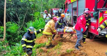 Caminhoneiro é resgatado após cair em ribanceira de 30 metros em Jaraguá do Sul