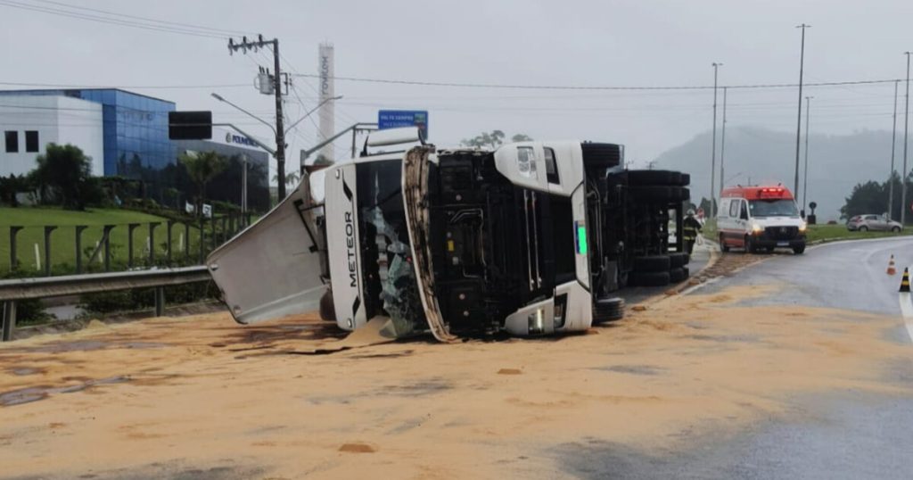 Carreta tomba na BR-470 e deixa condutora e pedestre feridas em Ascurra