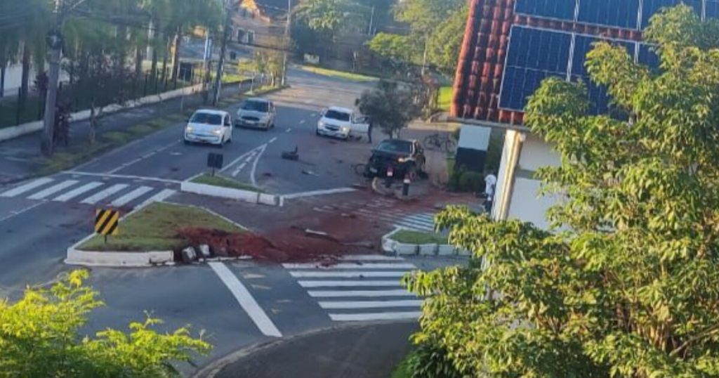 Carro colide em canteiro e edificação em Timbó