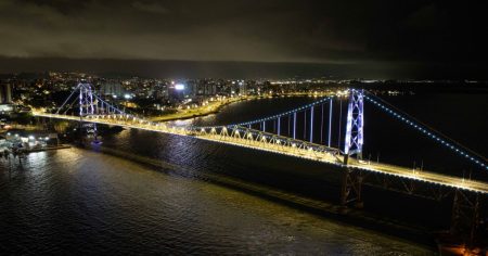 Em Florianópolis, Ponte Hercílio Luz ganha nova iluminação cênica em evento histórico