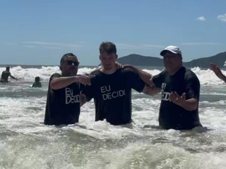 Filho de Bolsonaro é batizado em praia de BC e celebra 