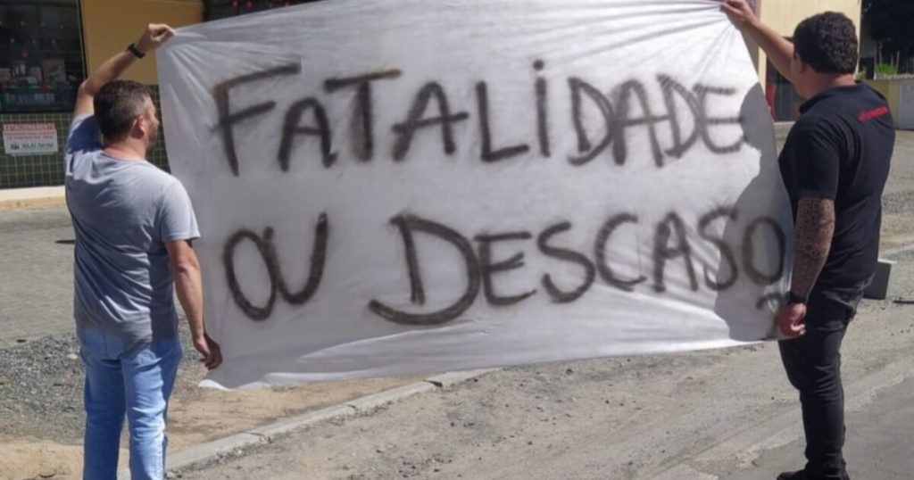 Manifestação pede justiça e segurança após acidente fatal vitimar mulher e enteada em Pomerode