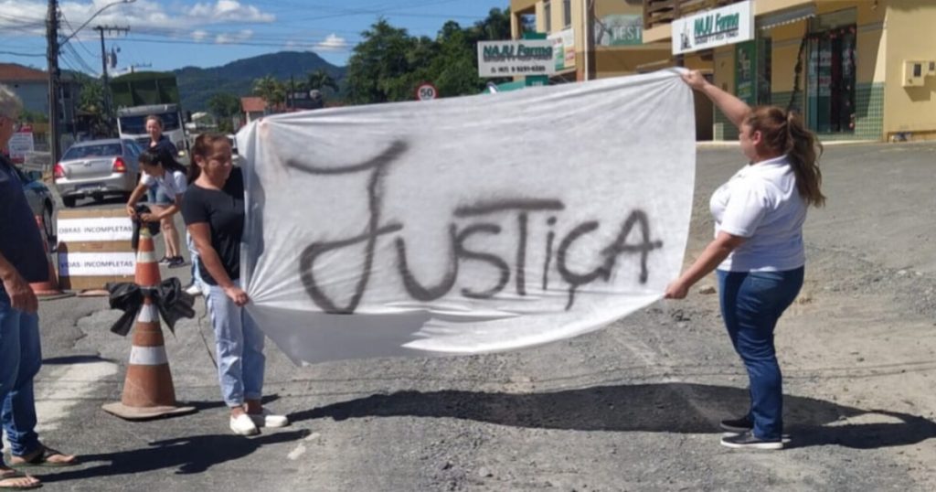 Manifestação pede justiça e segurança após acidente fatal vitimar mulher e enteada em Pomerode