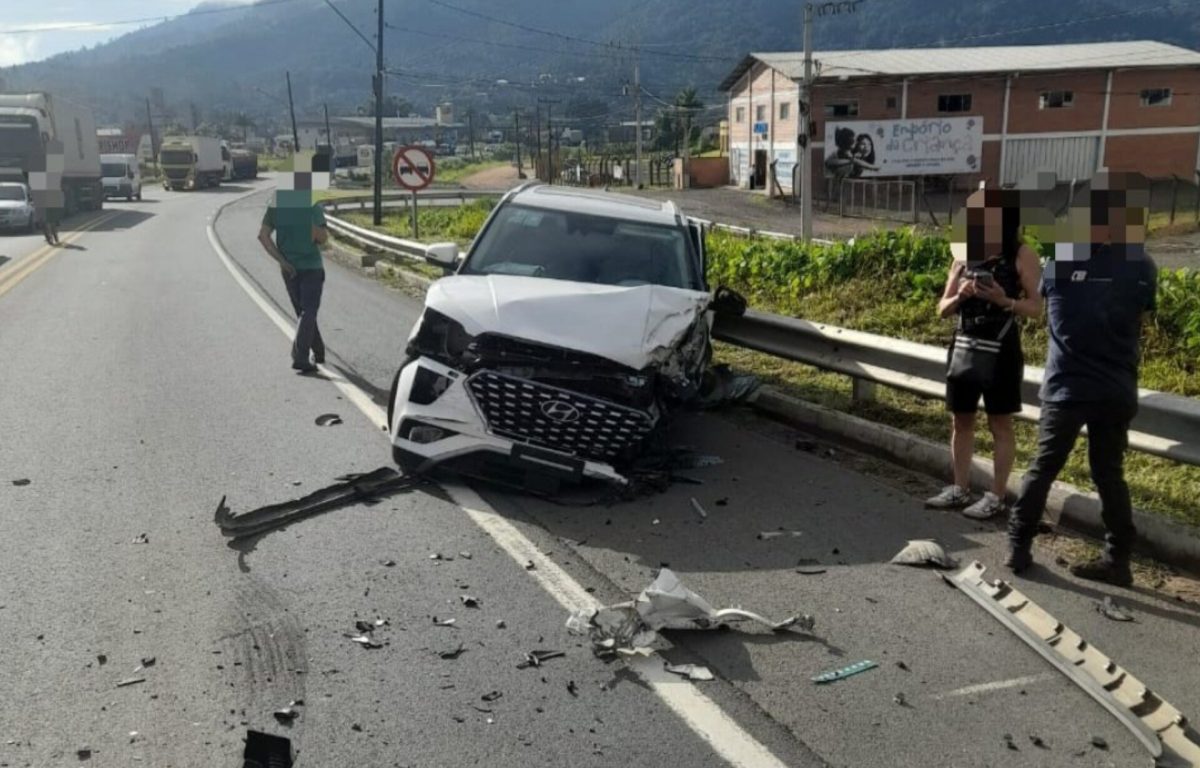 Colisão entre dois carros e uma carreta deixa condutor preso às ferragens em Ascurra