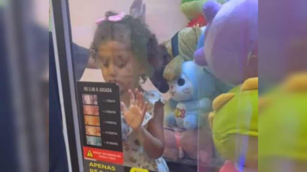 Menina de 3 anos fica presa em máquina de pelúcias em shopping de Brusque