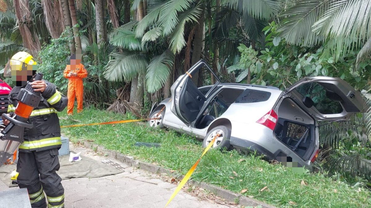 Após sair de pista em Blumenau, mulher colide contra vegetação e fica inconsciente 