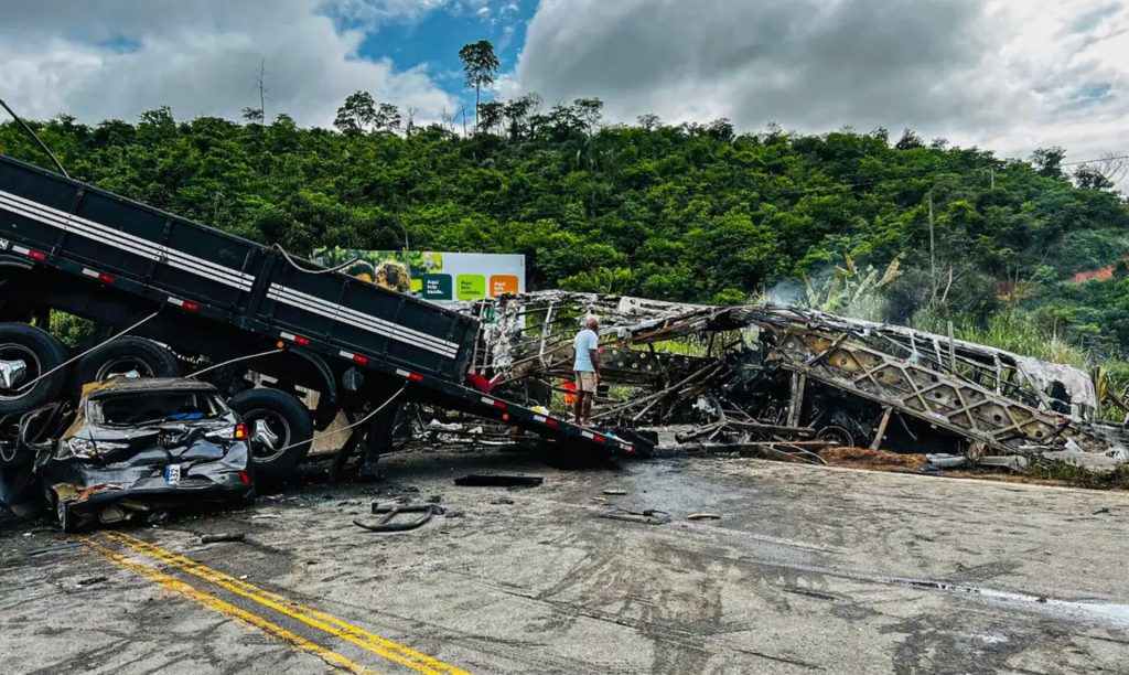 Tragédia na BR-116: Acidente com ônibus, carro e carreta mata 41 em Minas Gerais