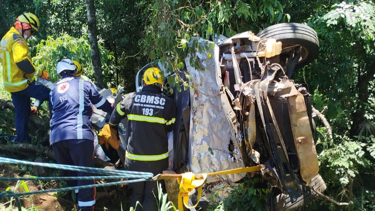 Fotógrafa gaúcha morre e três ficam feridos em capotamento na BR-282