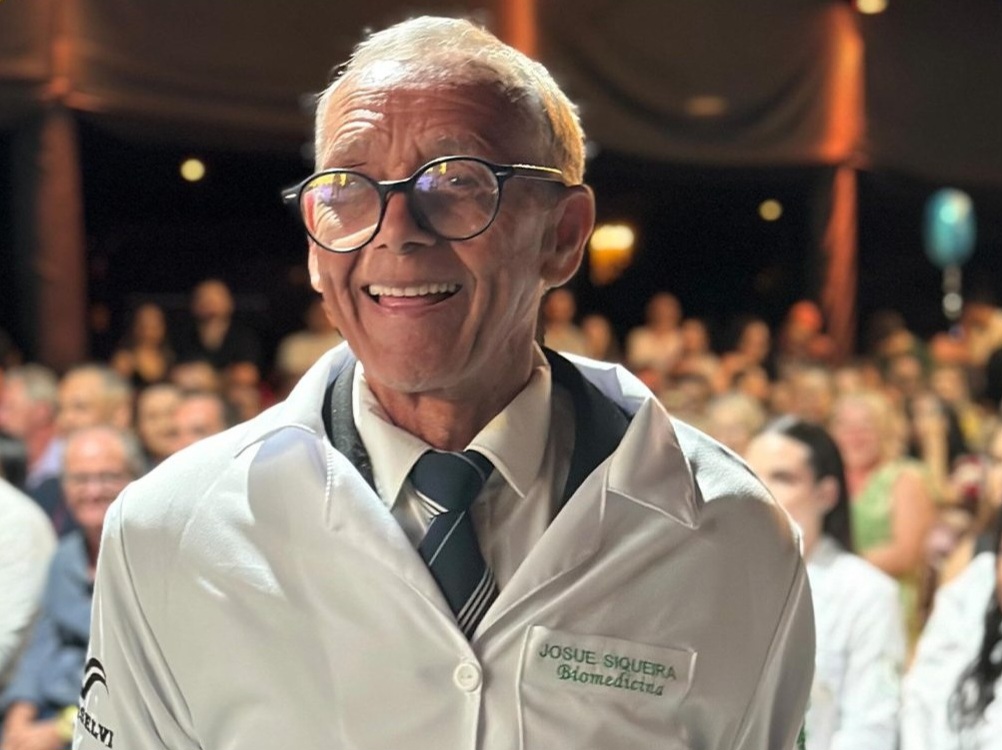 Aos 77 anos, idoso de SC conclui 1° ano de Biomedicina e emociona a todos