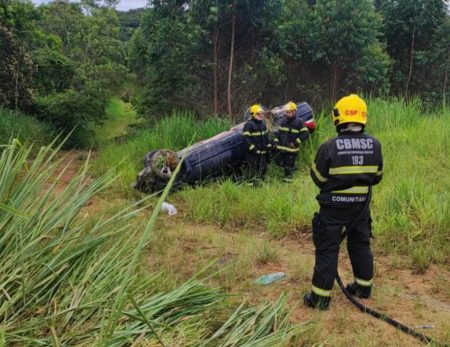 Capotamento em curva: motorista escapa com vida, mas sofre ferimentos em Gaspar