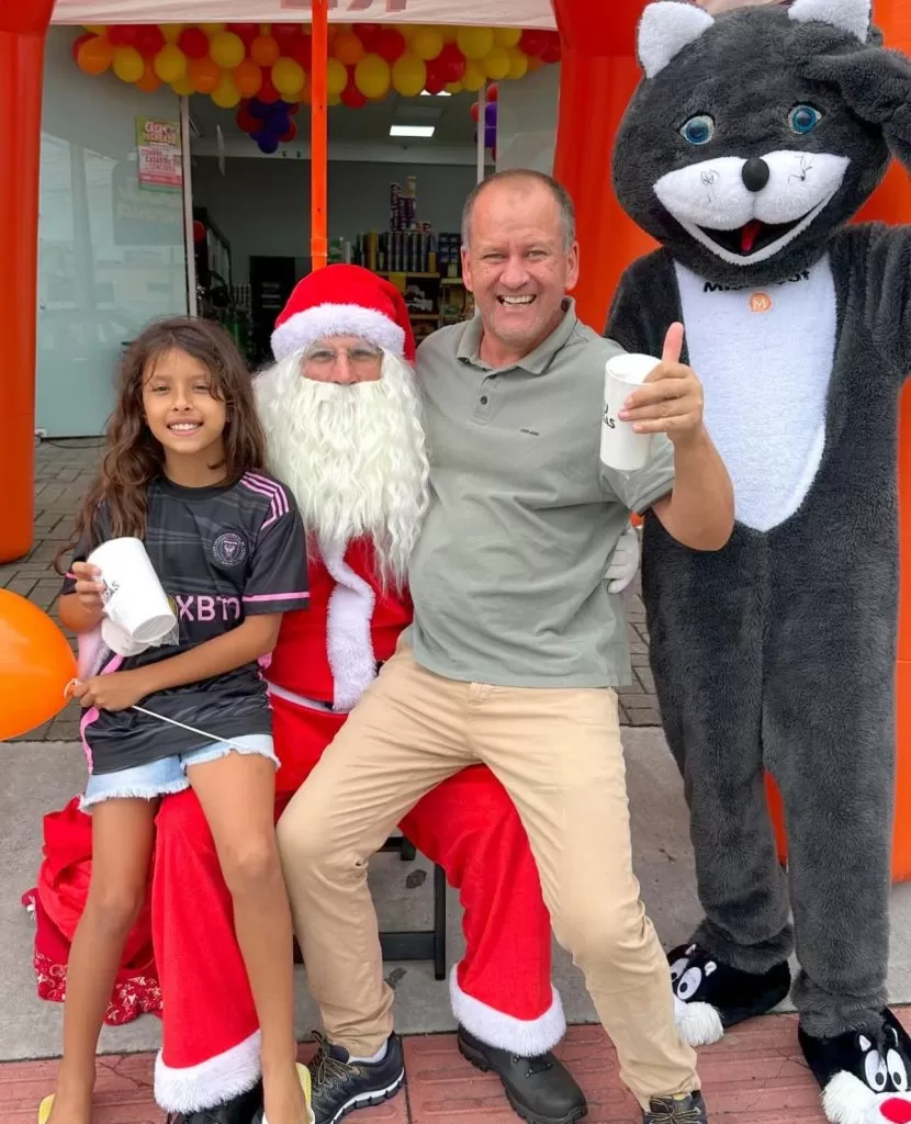 Gula Mania recebe Papai Noel e mascotes em ação especial de Natal