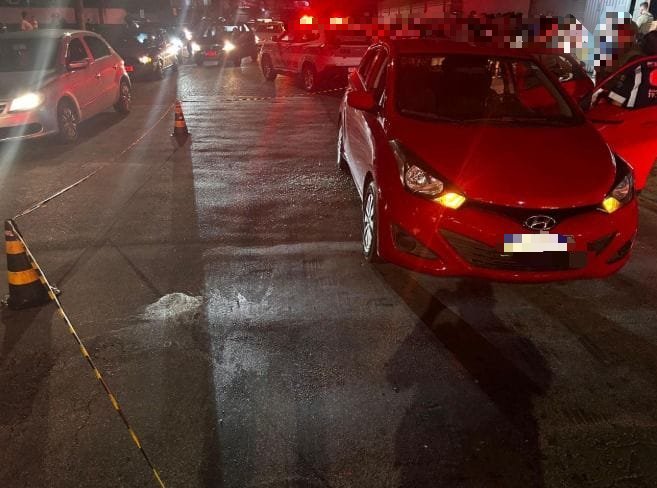 Homem é morto a tiros dentro de carro de aplicativo em Itajaí