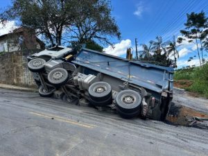 Em Pomerode, asfalto cede e caminhão fica preso em buraco