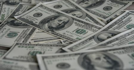 Dólar bate novo recorde e fecha acima de R$ 6, maior valor desde o plano real