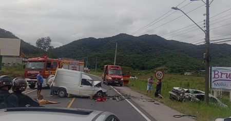 Mulher fica presa às ferragens e sofre fratura externa durante acidente em Gaspar