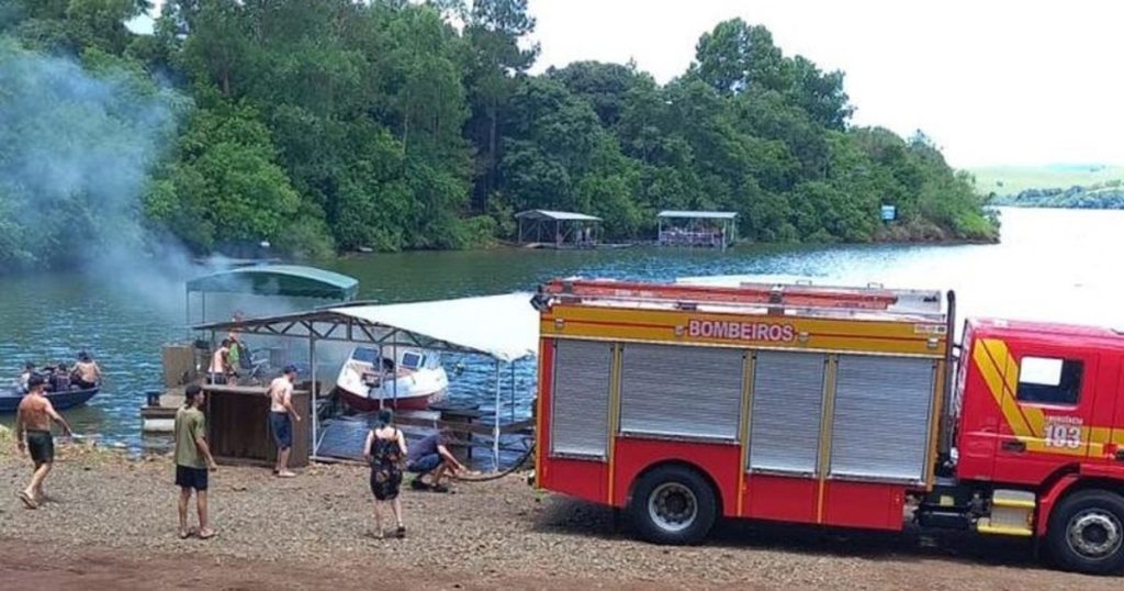 Lancha explode, deixa 2 feridos e causa destruição em Santa Catarina