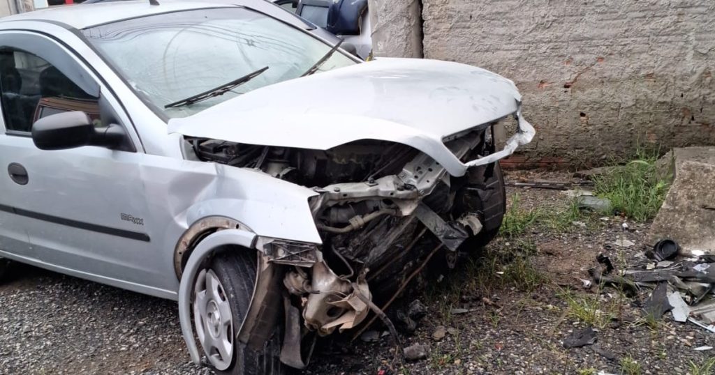 Mulher fica ferida após perder controle do carro e bater contra muro em Brusque