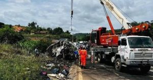 Vídeo mostra momento de acidente entre ônibus e carreta na BR-116 que deixou 41 mortos