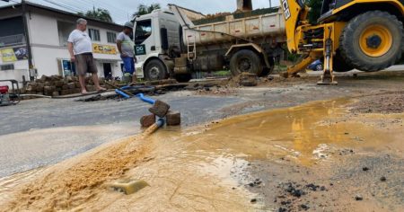 Rompimento de tubulação causa interdição parcial em Pomerode nesta segunda-feira (23)