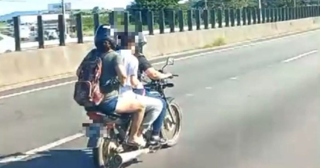 Dupla de três: Vídeo flagra trio em moto a caminho do litoral na BR-101