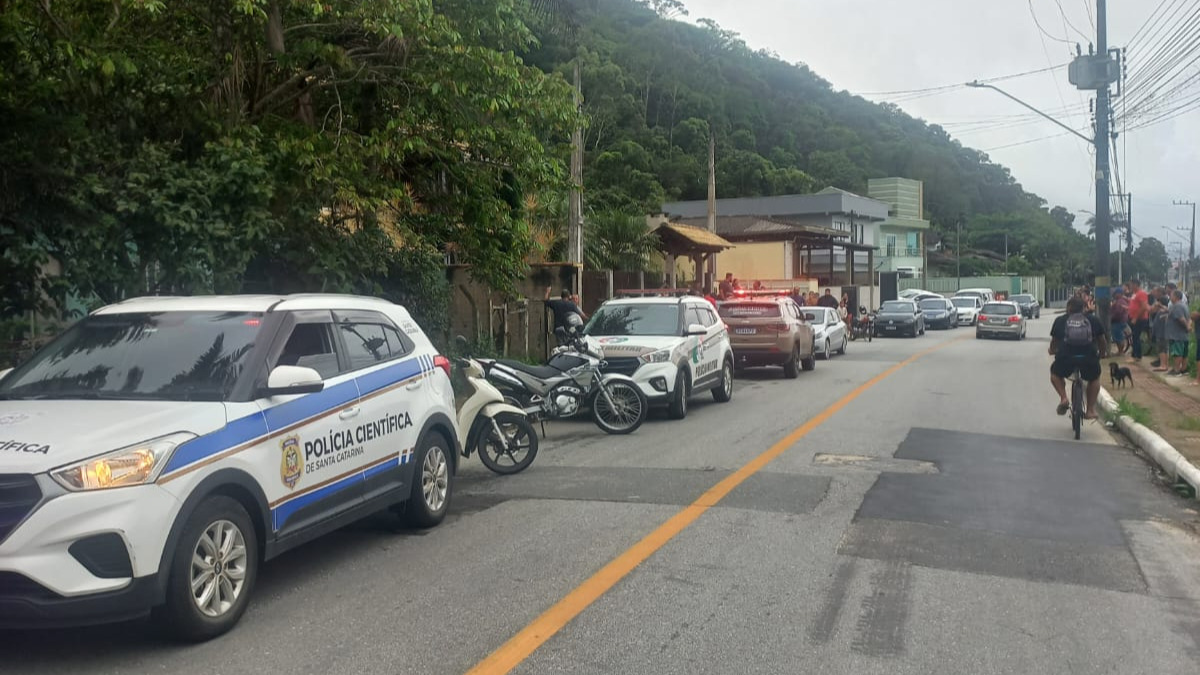 Jovem de 24 anos suspeito de matar mãe e padrasto em Itajaí é preso 