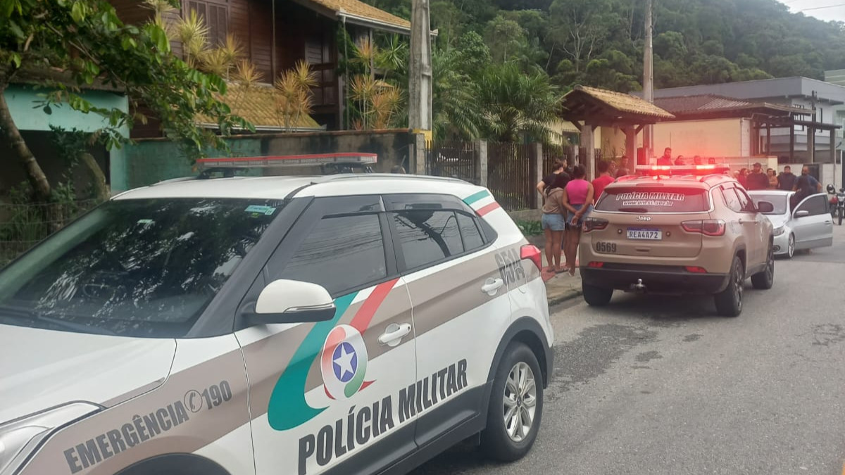 Jovem de 24 anos suspeito de matar mãe e padrasto em Itajaí é preso 