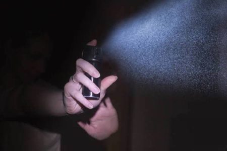 Mulheres no DF poderão usar spray de extratos vegetais e armas de choque para defesa pessoal