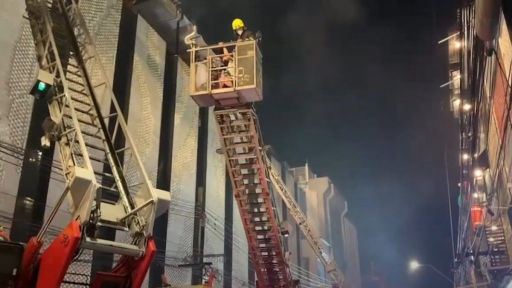 Polícia procura 3 turistas coreanos após incêndio que matou brasileira