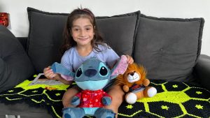 Portadora de síndrome rara, Sarah, de 10 anos, busca ajuda em Indaial