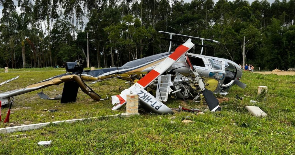 Helicóptero particular cai durante decolagem e deixa dois feridos na SC-414